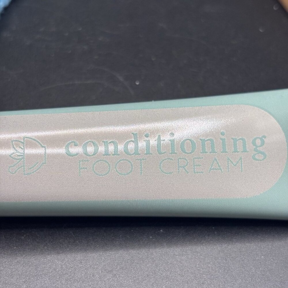 Bath & Body Works Foot Care Routine Gift Set Socks Cream Pumice Stone Christmas - Picture 6 of 14